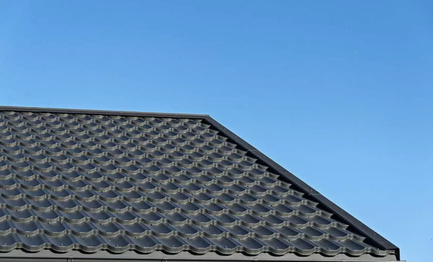 Czy blachodachówka jest lepsza od dachówki ceramicznej?