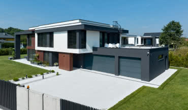 Architektura z motoryzacyjną pasją. Gdy garaż definiuje elewację domu